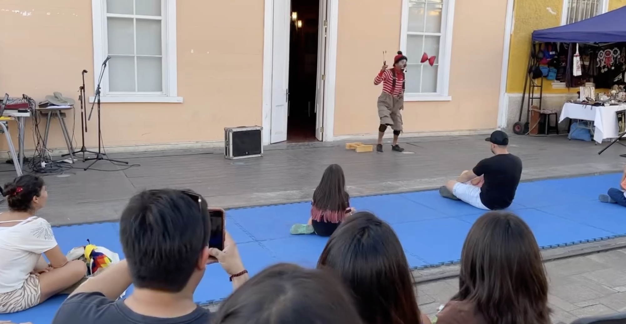 Visitamos la actividad cultural a beneficio de los artistas afectados por los incendios forestales